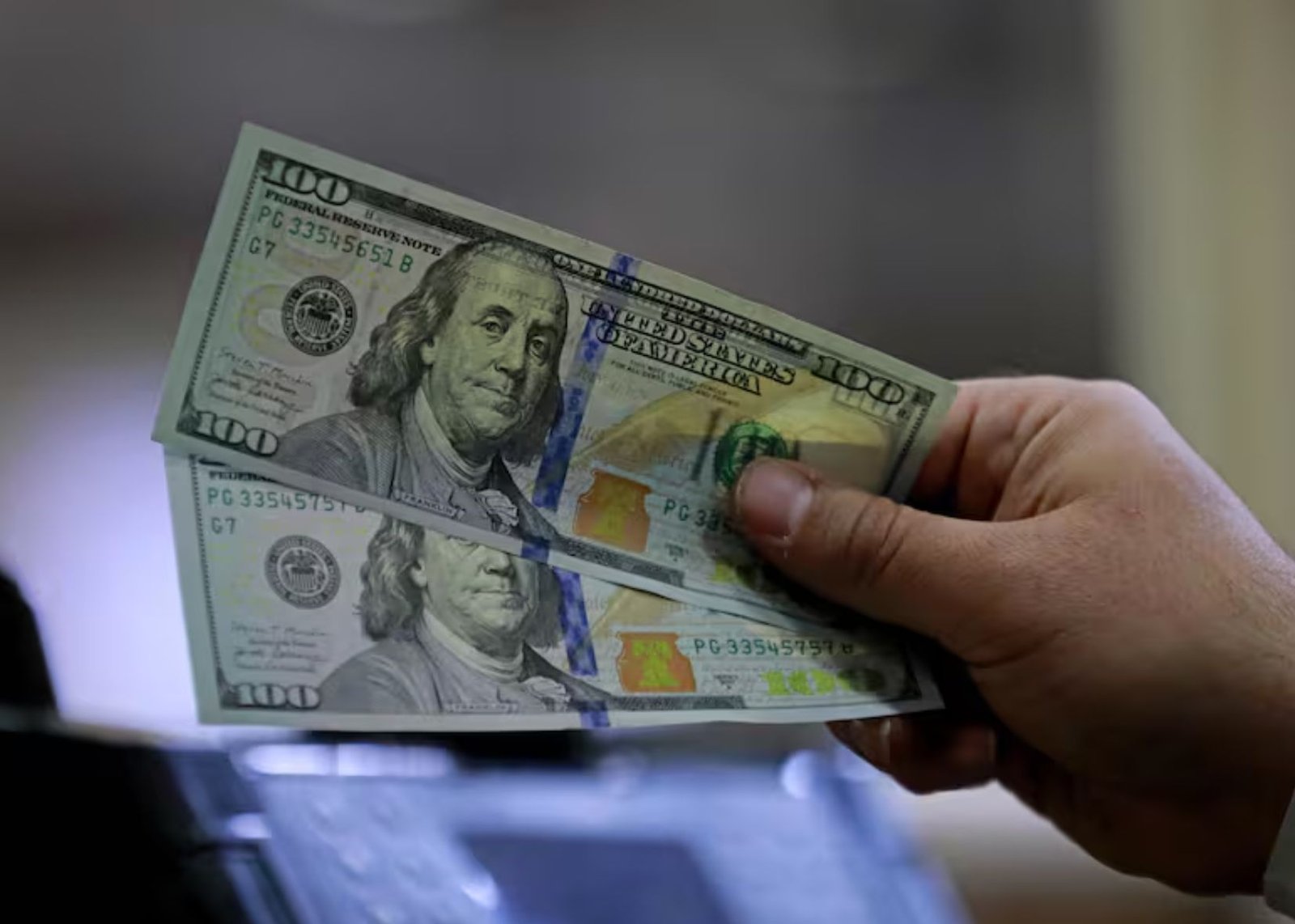 Dólar hoy: el blue sube $25 y supera la barrera de los $1300